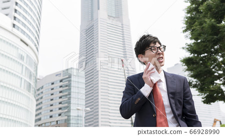A businessman who wipes sweat Yokohama Minatomirai 66928990