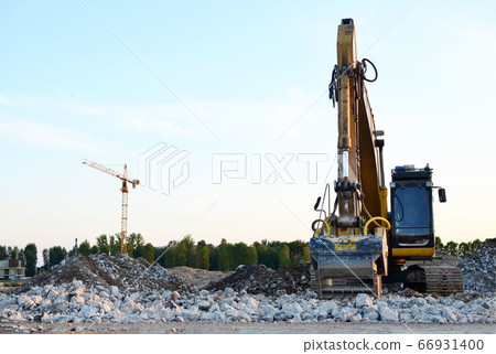 Excavator with crusher bucket for crushing concrete. Excavator with crusher bucket for crushing concrete. 66931400