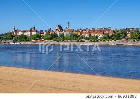 River Beach And Skyline of Warsaw City In Poland 66931898