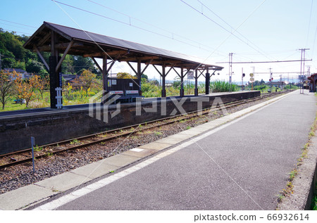 市枝a口站的複古木製房屋和藍天風光...島根縣出雲市（晴天） 66932614