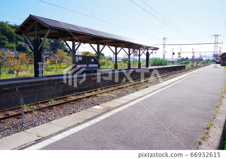 市枝a口站的複古木製房屋和藍天風光...島根縣出雲市（晴天） 66932615