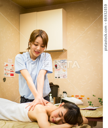 埃斯特年輕女子和美學家 埃斯特年輕女子和美學家 66932859