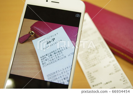 通過家庭賬戶簿申請領取收據的圖像照片 66934454