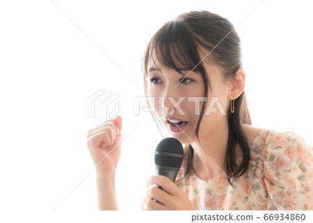 女人做演講或卡拉OK 女人做演講或卡拉OK 66934860