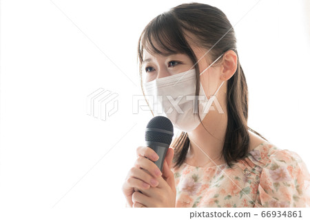 感染預防婦女做演講或卡拉OK 感染預防婦女做演講或卡拉OK 66934861