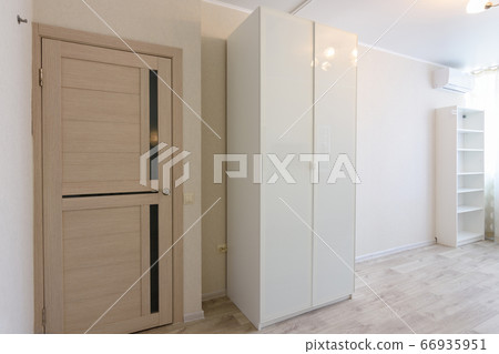 Fragment of the interior of the bedroom, entrance 66935951