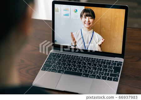 PC上的Web會議圖像 PC上的Web會議圖像 66937983