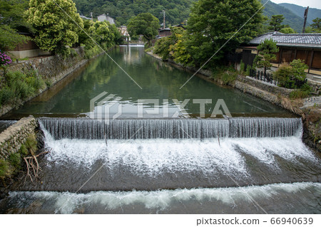 京都嵐山的渡月橋附近 66940639