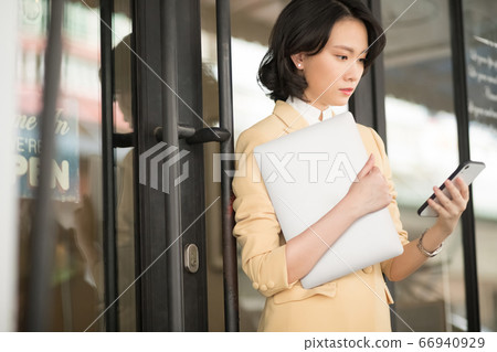 女人商務咖啡館 66940929
