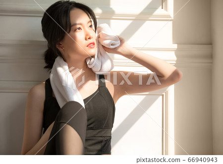 女性運動休息 女性運動休息 66940943