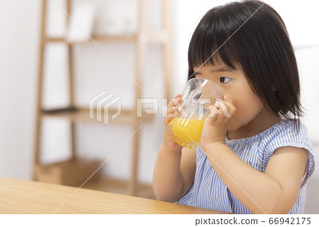 孩子們喝橙汁 66942175