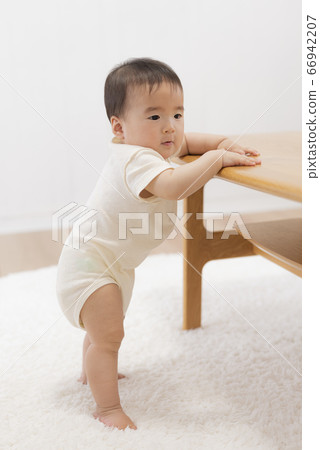 Baby holding a bridge hold Baby holding a bridge hold 66942207