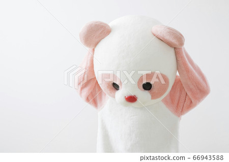 試圖脫下服裝的人 試圖脫下服裝的人 66943588