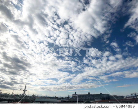 在夏天與白雲，藍天和城市景觀景觀 66944099