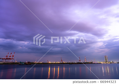 三重縣四日市市四日市港的夜景 三重縣四日市市四日市港的夜景 66944323