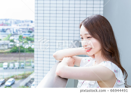 在陽台上的年輕女子 在陽台上的年輕女子 66944491
