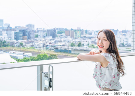 在陽台上的年輕女子 66944493