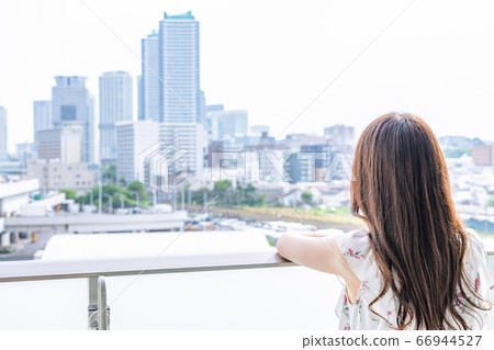 在陽台上的年輕女子 66944527