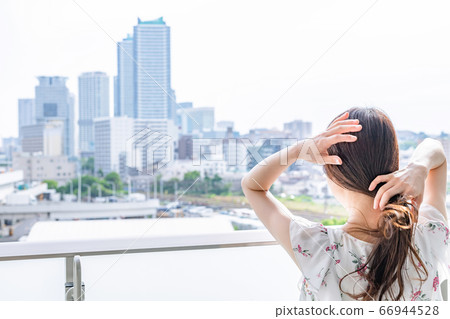 在陽台上的年輕女子 66944528