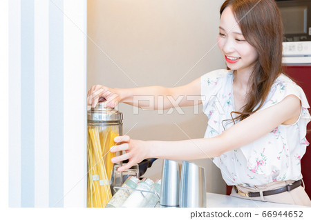 在廚房裡做飯的年輕女子 66944652