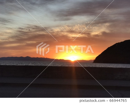 Setting sun Setting sun 66944765