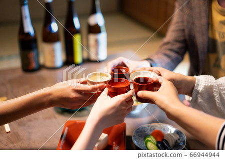 A toast with sake 66944944