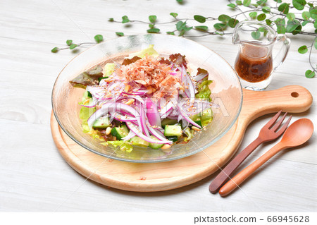 洋蔥沙拉,洋蔥沙拉,切成薄片的紅洋蔥沙拉,魚片打頂。 洋蔥沙拉,洋蔥沙拉,切成薄片的紅洋蔥沙拉,魚片打頂。 66945628