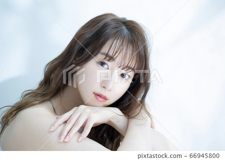Woman morning beauty 66945800