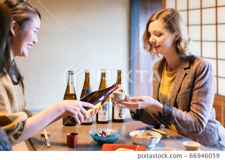 與外國人一起喝清酒 66946059