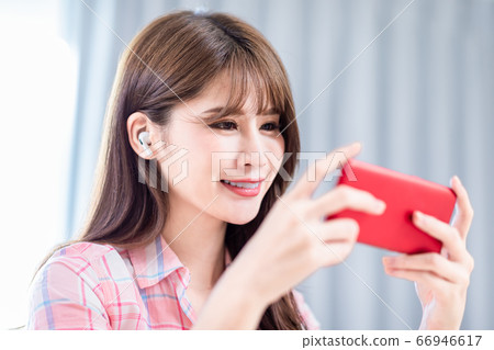 asian woman use ear bud 66946617