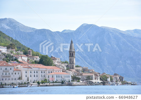 愛山青山和城鎮建築。 66948627