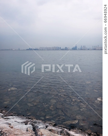 Beach scenery in a misty city Beach scenery in a misty city 66948924
