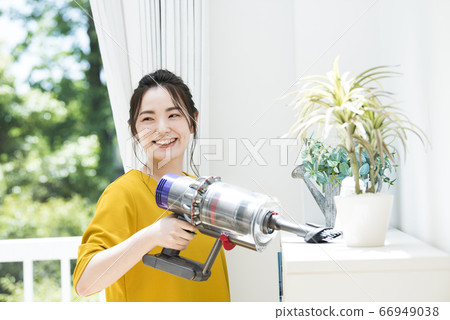 年輕女子吸塵器 66949038