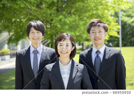 在戶外排隊的商務人士的站立姿勢 在戶外排隊的商務人士的站立姿勢 66950930