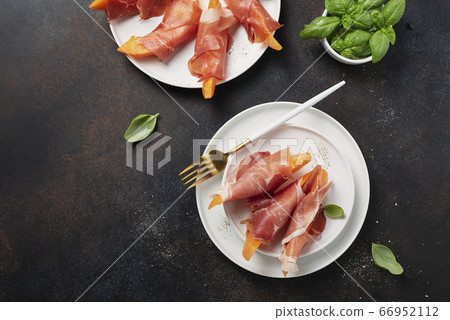 sweet melon and ham 66952112