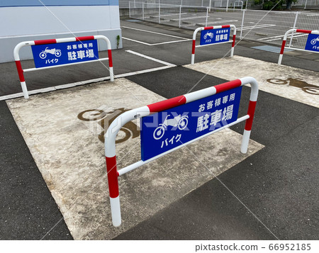 Bike private parking lot 66952185