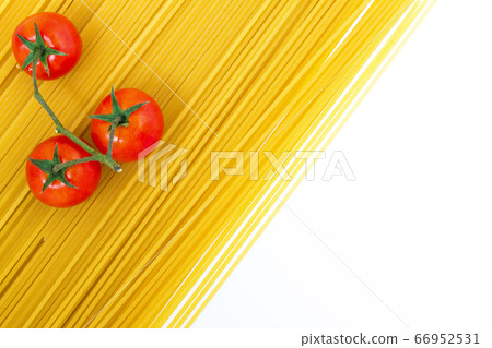 Spaghetti and cherry tomato 66952531