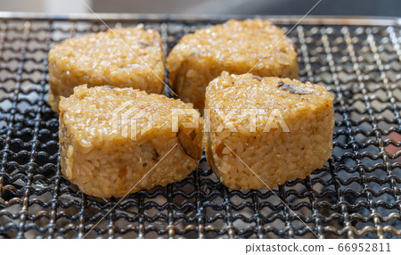 Grilled rice with kashiwa rice (flavored rice) _bbq, BBQ, barbecue, seven wheels, charcoal, bincho charcoal 66952811
