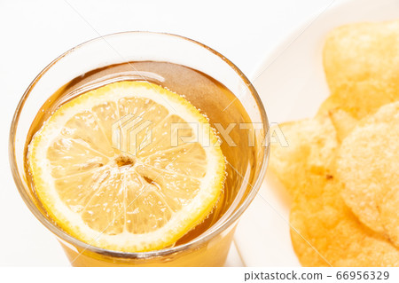 薑汁啤酒加檸檬（片）。土豆片在照片的背面。 66956329