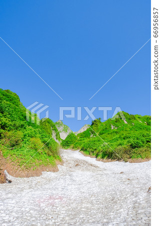 Early summer climbing Mt. Amashika (Otani Onsen course): A view of Futon Ryo from Arasugazawa 66956857
