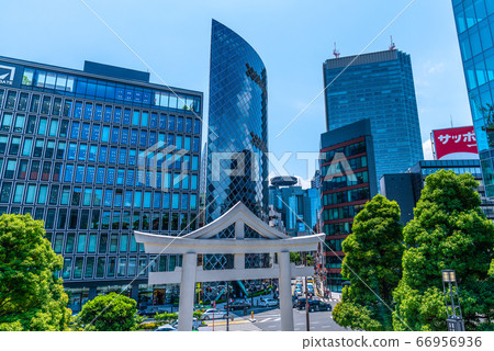 日本的東京城市景觀,俯瞰著神社的鳥居和赤坂地區 日本的東京城市景觀,俯瞰著神社的鳥居和赤坂地區 66956936