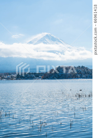 Mountain Fuji San at  Kawaguchiko Lake. 66961418