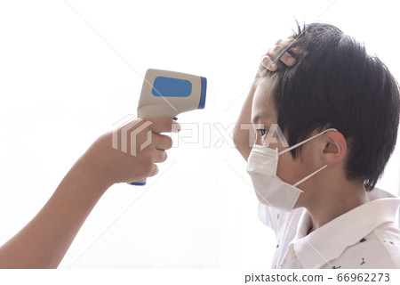 一個用非接觸式溫度計測量體溫的男兄弟 66962273
