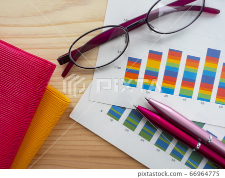 商業形象·圖·筆記本·眼鏡·女性 商業形象·圖·筆記本·眼鏡·女性 66964775