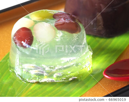 Cool sweets on Japanese dishes 66965019