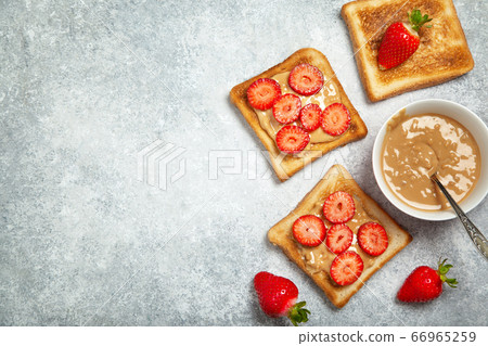 toast with peanut butter and strawberries 66965259