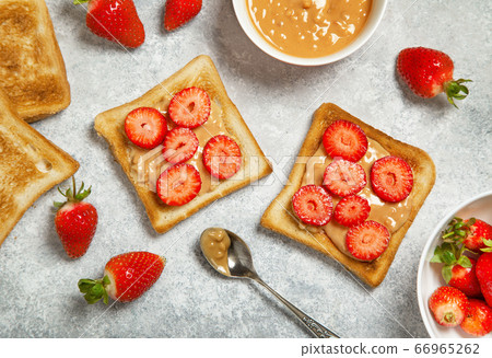 toast with peanut butter and strawberries 66965262