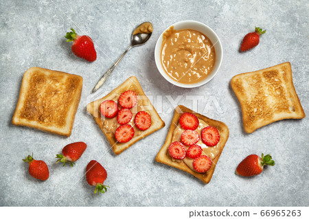 toast with peanut butter and strawberries 66965263