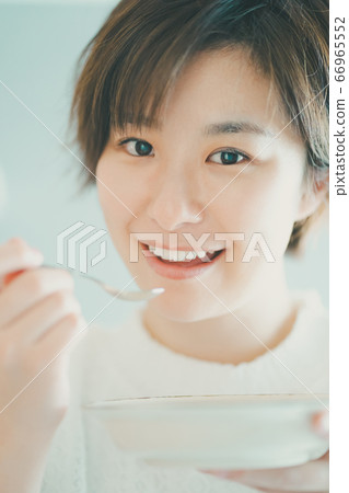 三十多歲的女人用勺子吃飯 66965552