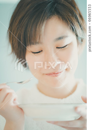 三十多歲的女人用勺子吃飯 66965553